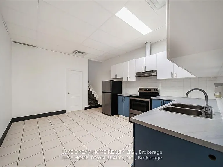 842 Dundas St W — Photo 7