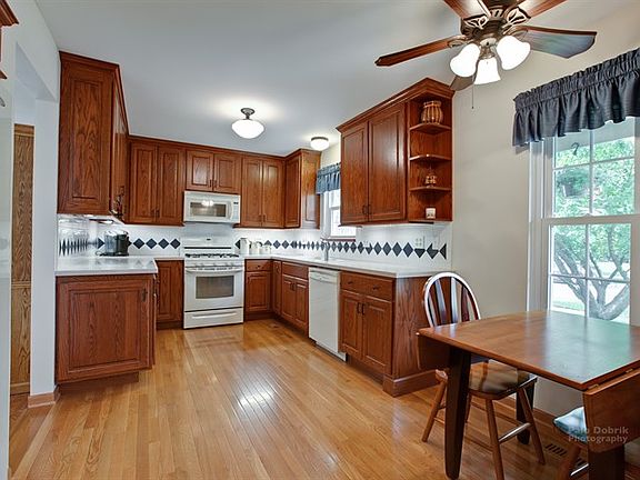 3rd image of 156 Knightsbridge Dr