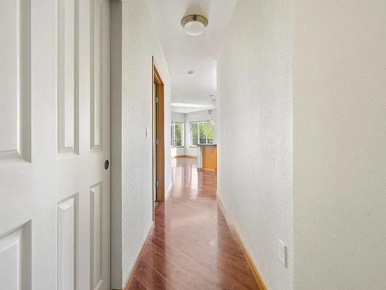 Shangri La Apartments — Photo 15
