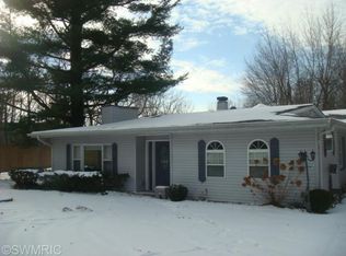7500 Thornton Dr, Stevensville, MI 49127