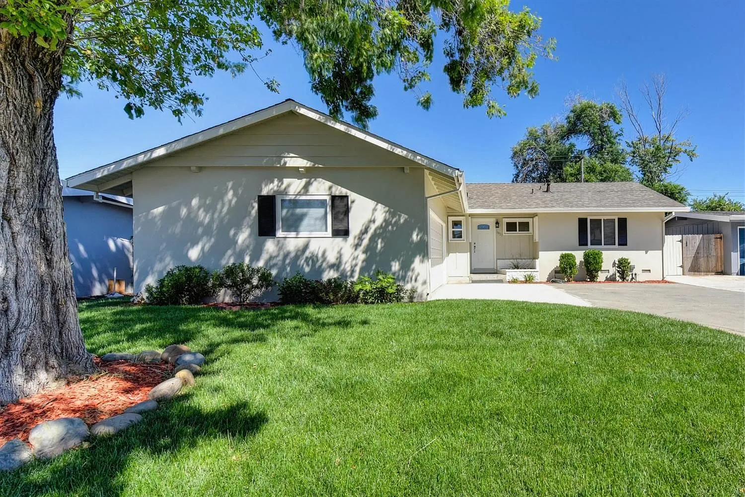 3827 Milton Way photo 1