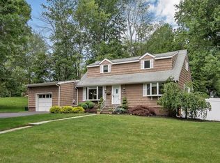 15 Heather Ln, West Nyack, NY 10994