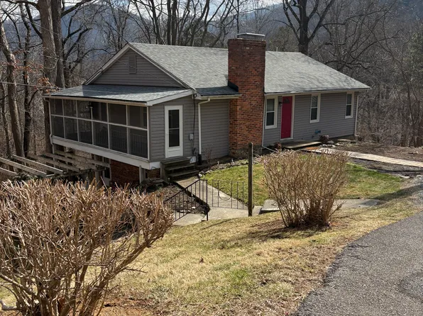 8356 Strawberry Ln, Roanoke, VA 24018