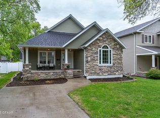 1427 Chestnut St, Grand Forks, ND 58201
