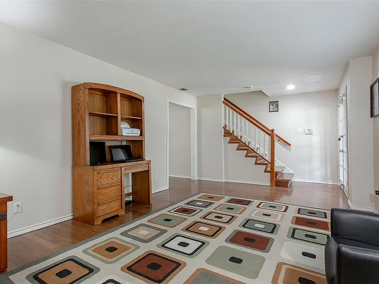 1428 Dumont Dr — Photo 4