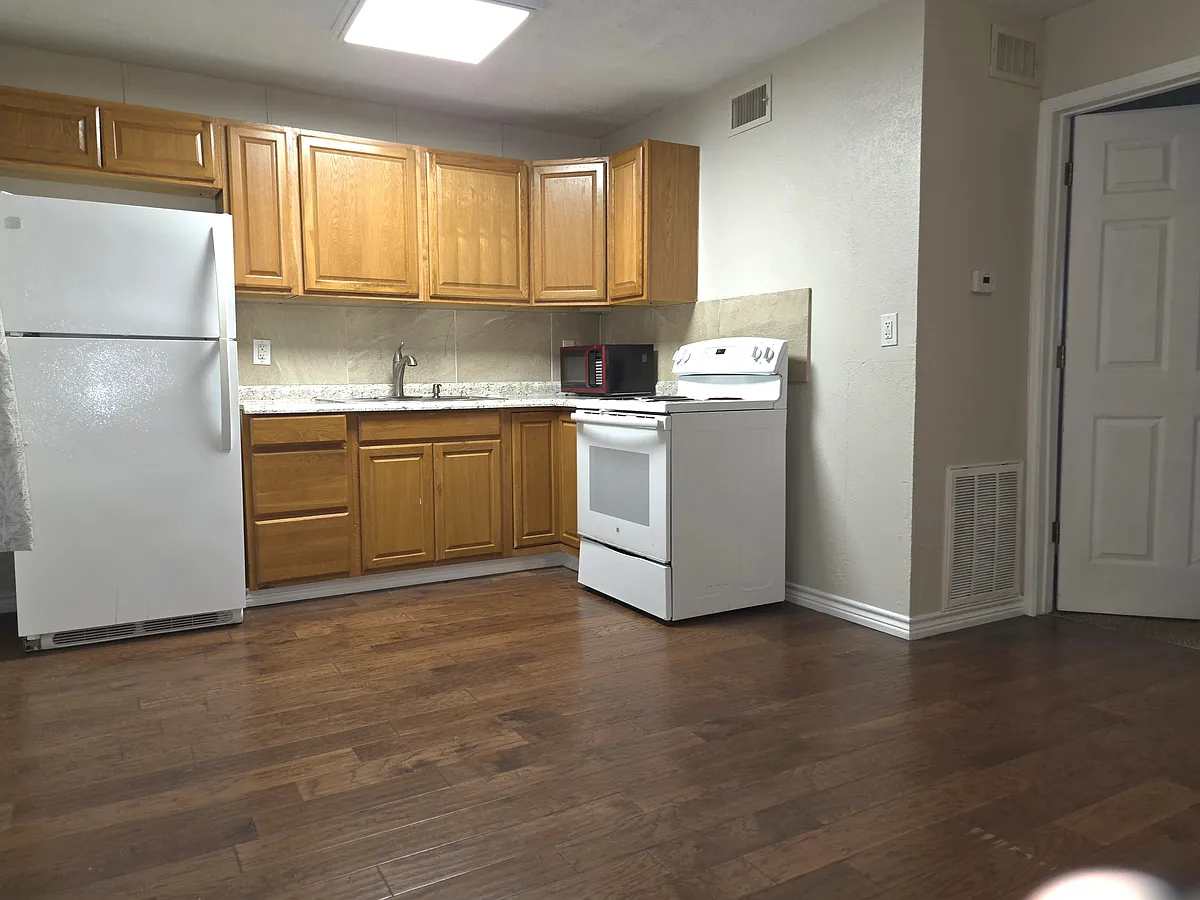 kitchen - 405 Bremser Ave #405
