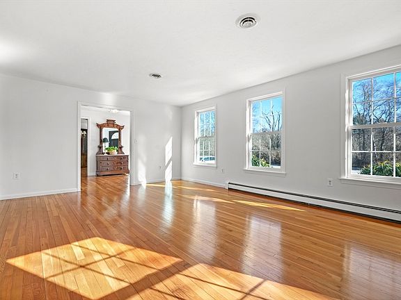 3rd image of 9 Herrick Dr