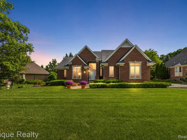5675 Golf Pointe Dr, Clarkston, MI 48348