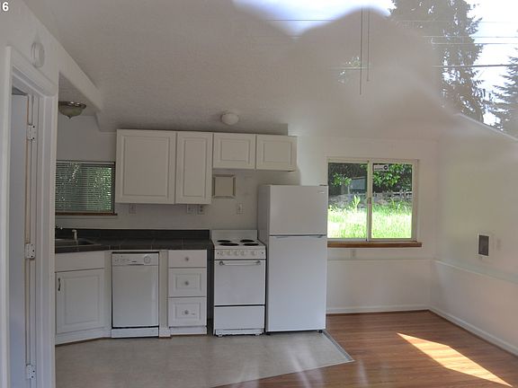 2nd image of 825 Yale Ave