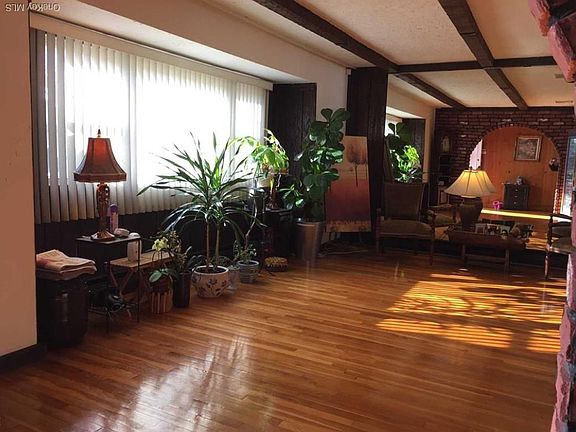 4th image of 406 Plainview Road