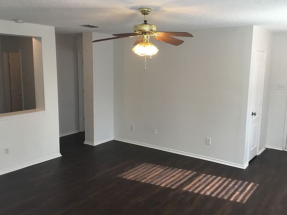 3rd image of 902 Pryor Dr