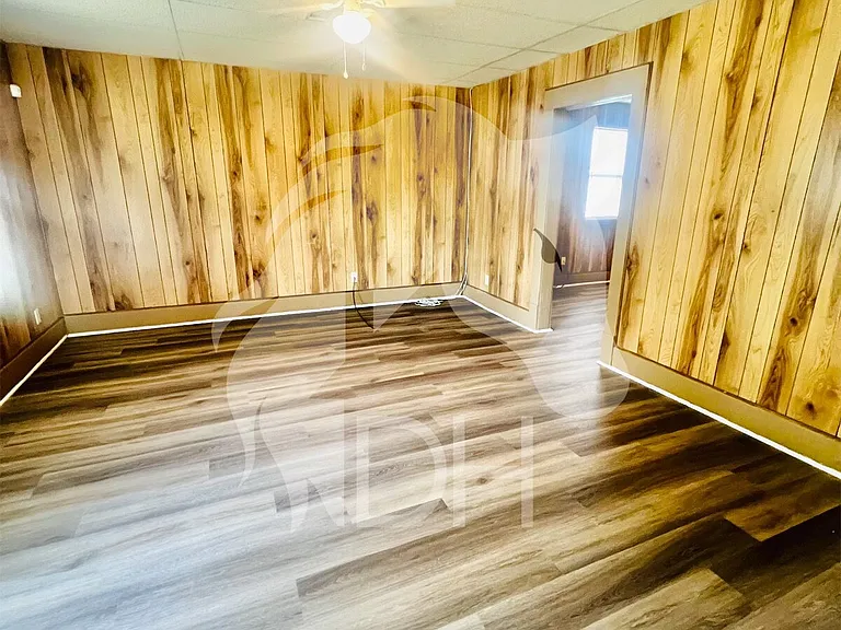 413 E Wabash Ave — Photo 4