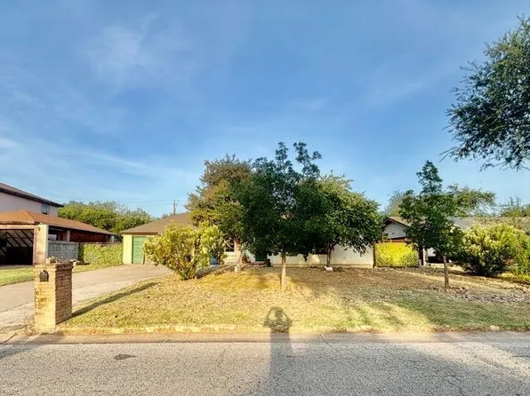 11 Bedford Dr, Laredo, TX 78045