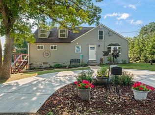 W302S10120 Lakeview Dr, Mukwonago, WI 53149