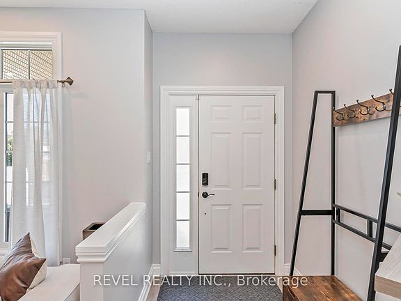 5th image of 857 Cresthaven Cres