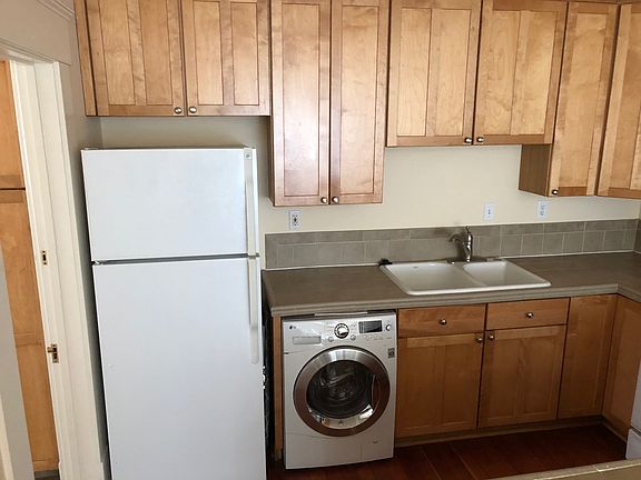 3rd image of 1045 E St APT 4