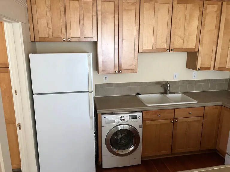 1045 E St #4 — Photo 3