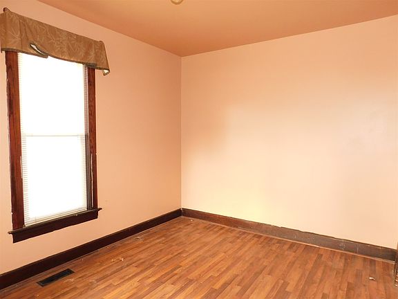 4th image of 614 E Chandler Ave