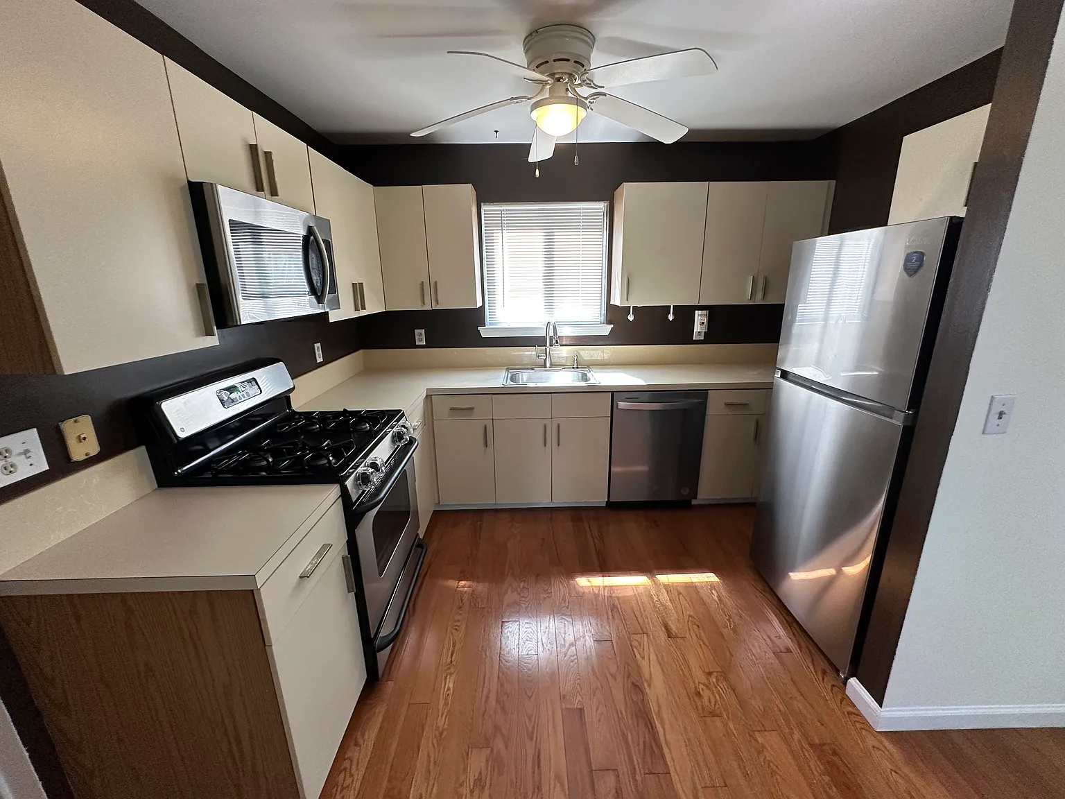 2 bed, 1.5 bath, 1400 sqft, $2,700 — Photo 3