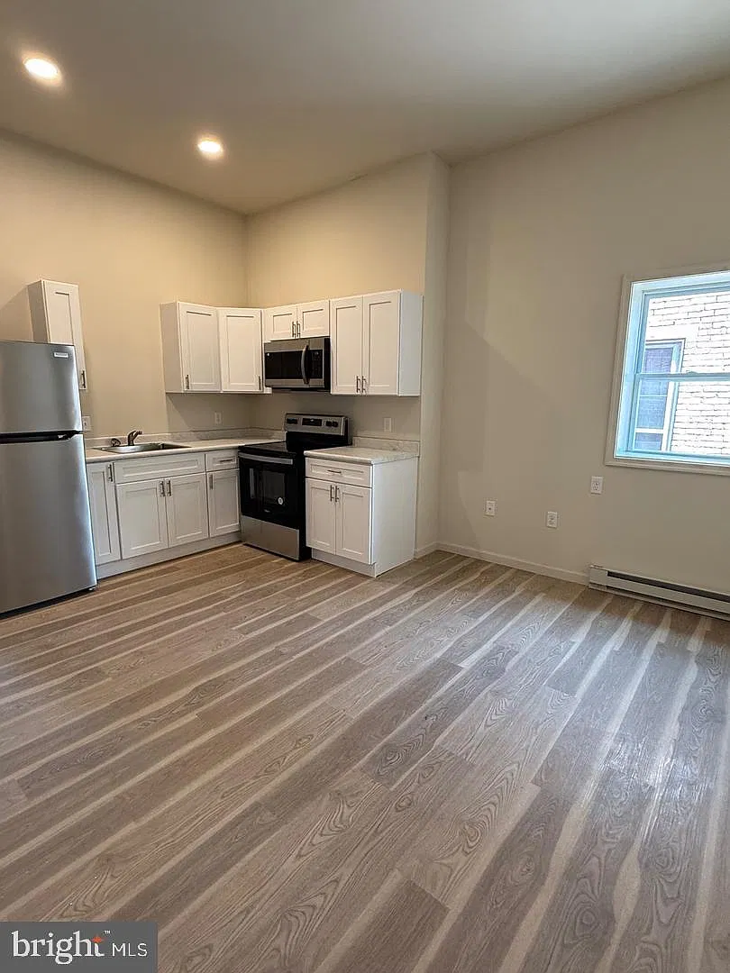 1 bed, 1.0 bath, 900 sqft, $900 — Photo 2