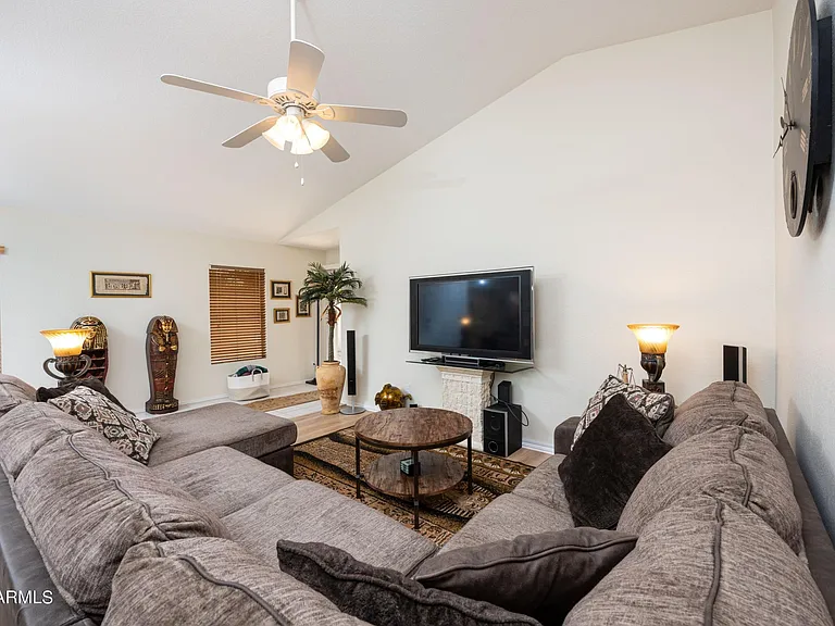 707 W Baylor Ln — Photo 4