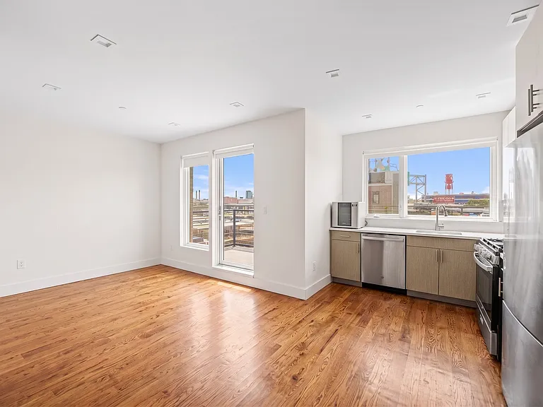 149 W 9th St #4 — Photo 3