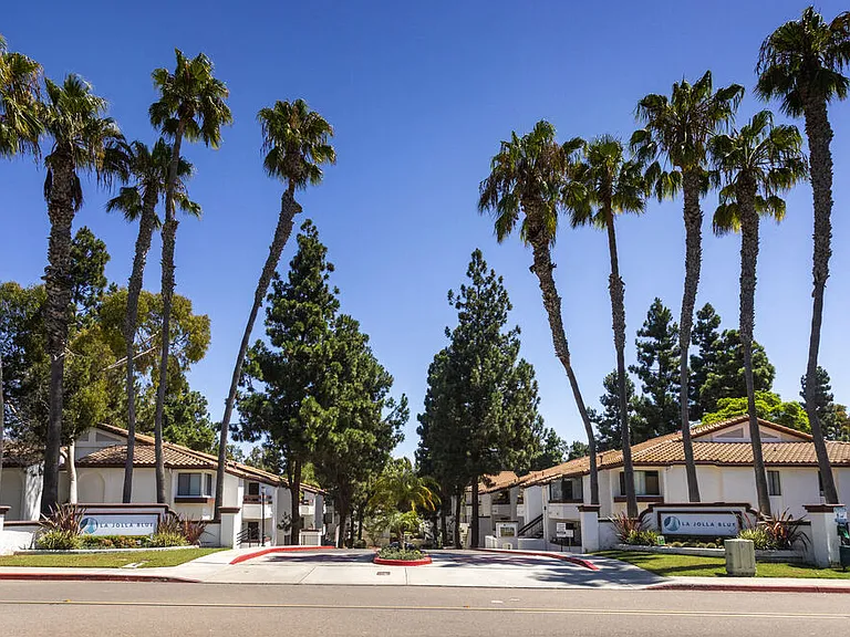 La Jolla Blue Apartments — Photo 24