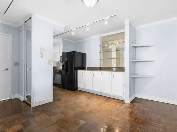 301 East 22nd Street image 10 of 21