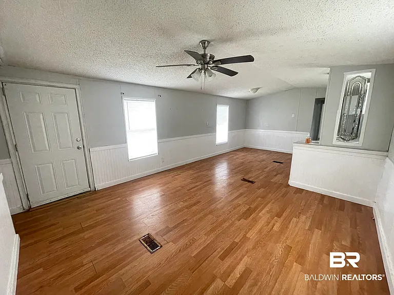 426 Robin Cir — Photo 3