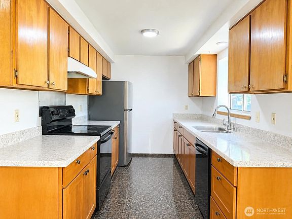 4th image of 3110 Chelsea Ct NW