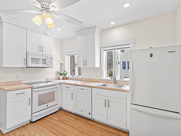 5th image of 971 Webster St