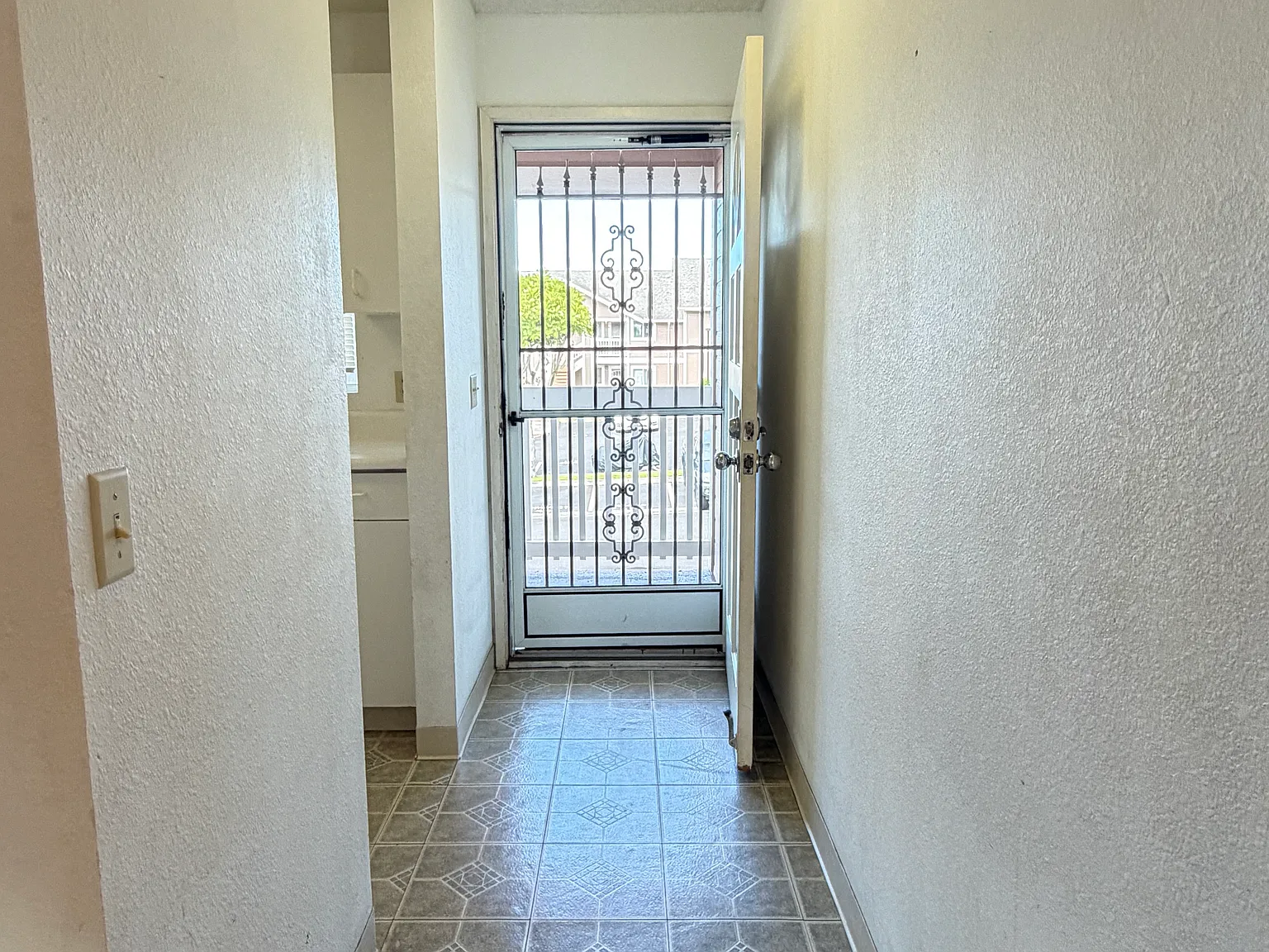 2 bed, 657 sqft, $2,350 — Photo 2
