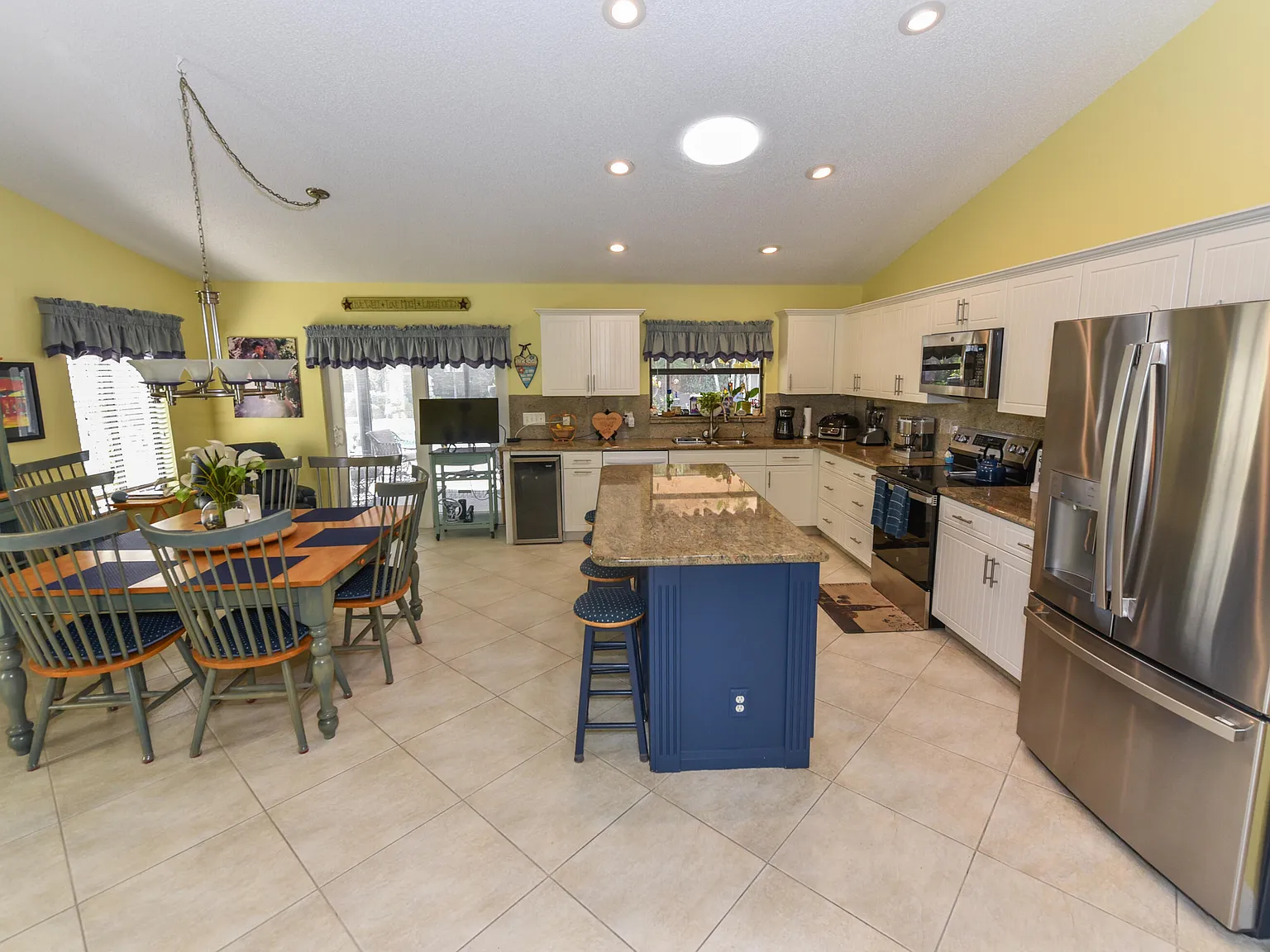 2 bed, 2.5 bath, 2052 sqft, $6,500 — Photo 4