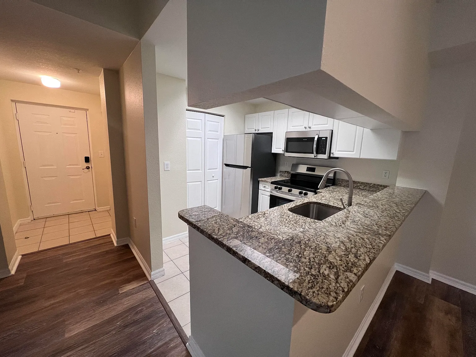 2 bed, 2.0 bath, 1092 sqft, $2,450 — Photo 4