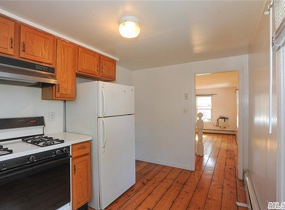 5th image of 1061 Old Northern Blvd
