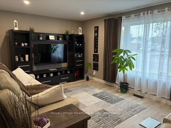 3rd image of 153 Bayfield Rd