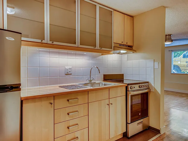 11 SW Curry St — Photo 2