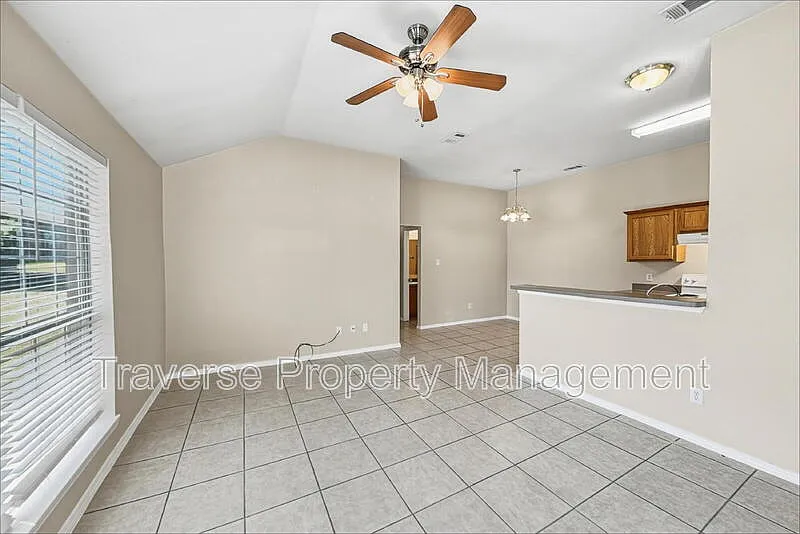 3 bed, 2.0 bath, 1055 sqft, $1,495 — Photo 3