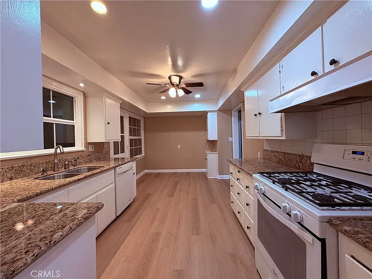 1447 S Valley Center Ave — Photo 11