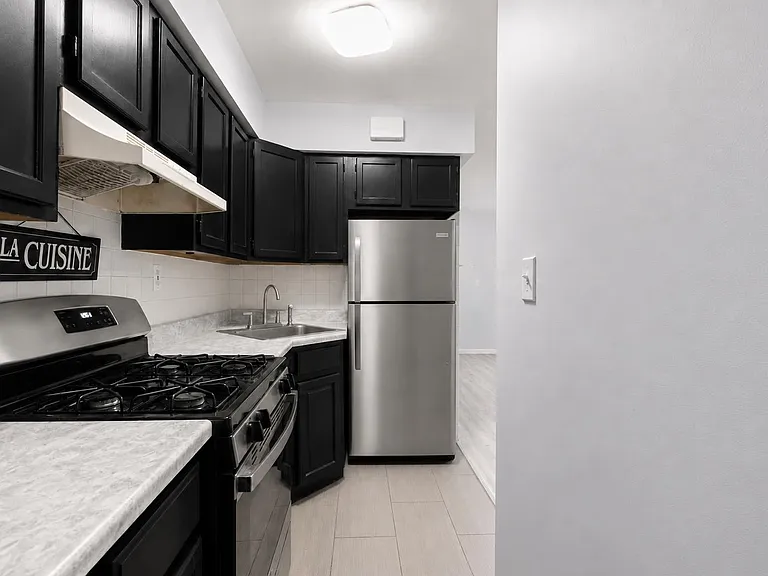 406B 7th St — Photo 16