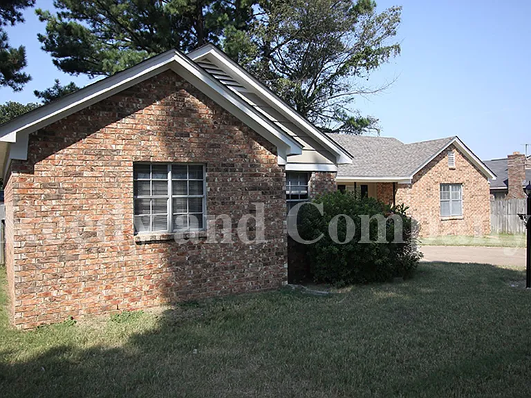 3235 Fox Chase Dr — Photo 4