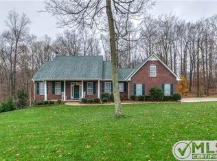 1053 Ridglea Dr, Burns, TN 37029