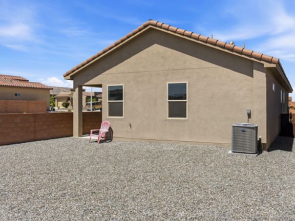 5th image of 748 Amatista Loop SE