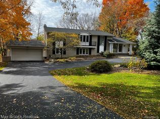 2971 Woodland Ridge Dr, West Bloomfield, MI