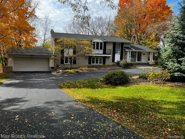 2971 Woodland Ridge Dr, West Bloomfield, MI 48323