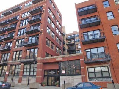 226 N Clinton St APT 105, Chicago, IL, 60661