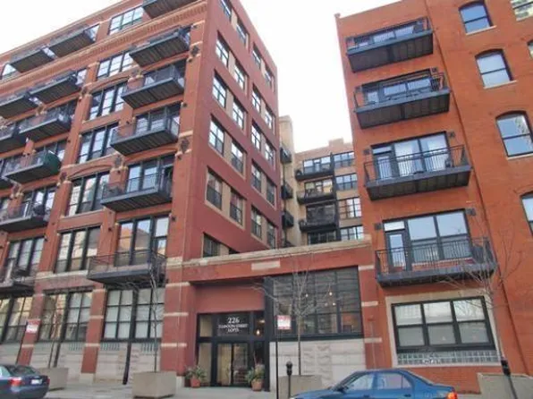 226 N Clinton St APT 105, Chicago, IL 60661