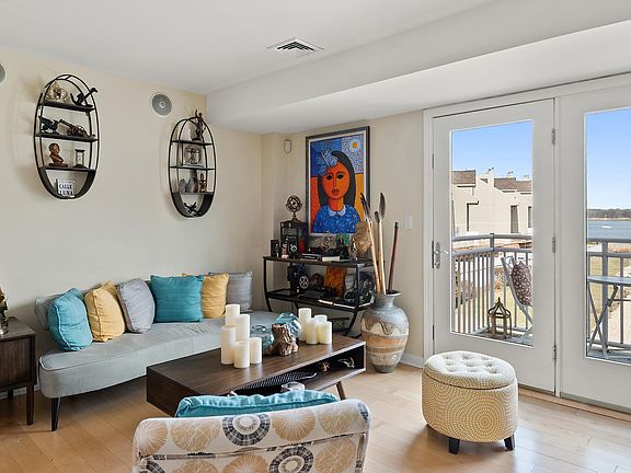 4th image of 1490 Outlook Ave #6N