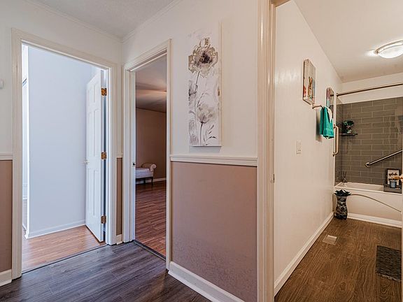 5th image of 142 W Schubert Ave