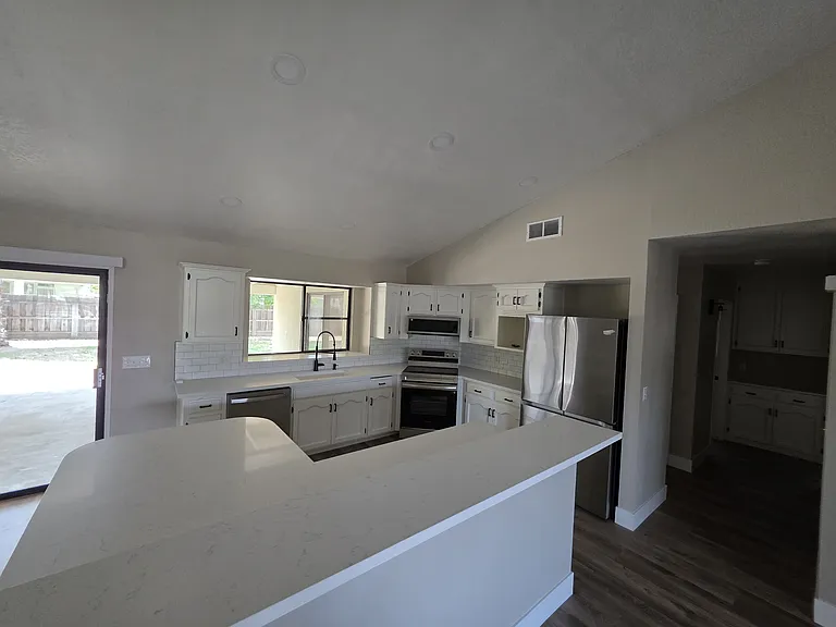 4027 W Tulare Ave — Photo 7